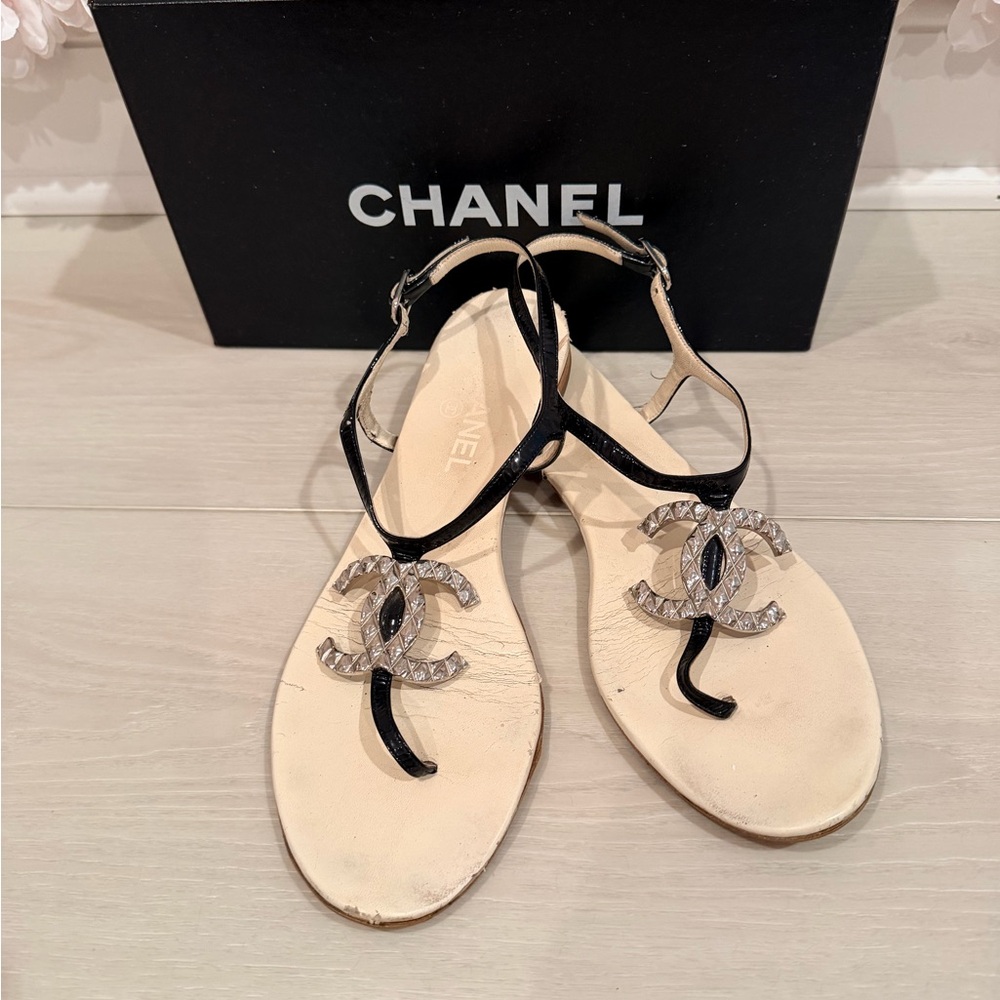 CHANEL Black Patent Leather Thong Sandals with CC logo